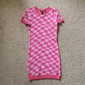 Never worn super cute plad dress! Perfect for pink wednesday💗🌸🌷👄